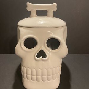 Skull cookie jar, NWT